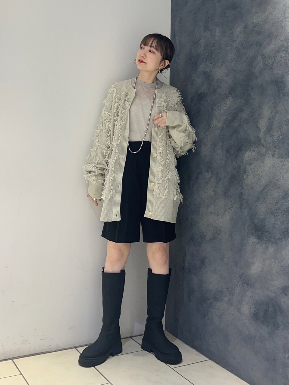 ベージュ系のカーディガン/ボレロ、ブラック系のその他パンツ、グレー系のニット/セーターを着用したレディースの秋コーディネートの2枚目の写真