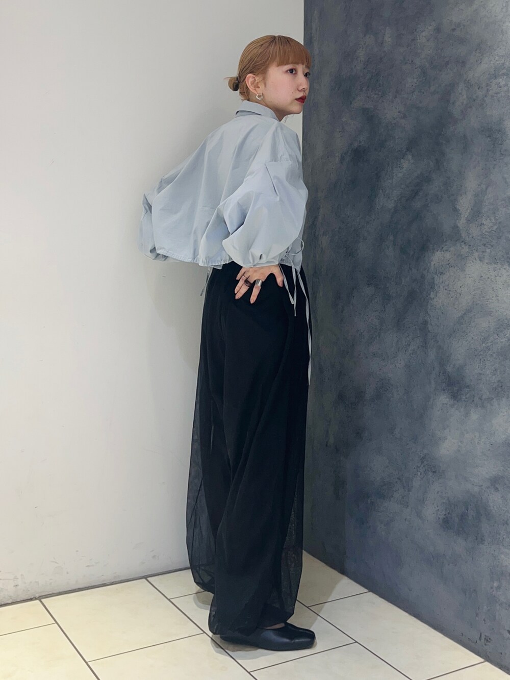 ブルー系のシャツ/ブラウス、ブラック系のその他パンツを着用したレディースの春コーディネートの3枚目の写真