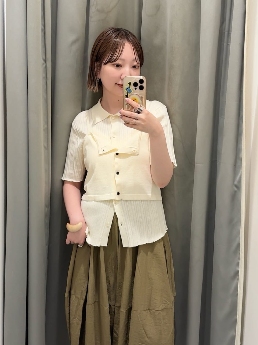 ホワイト系のニット/セーター、グリーン系のその他パンツ、ブラウン系のサンダルを着用したレディースの夏コーディネートの4枚目の写真