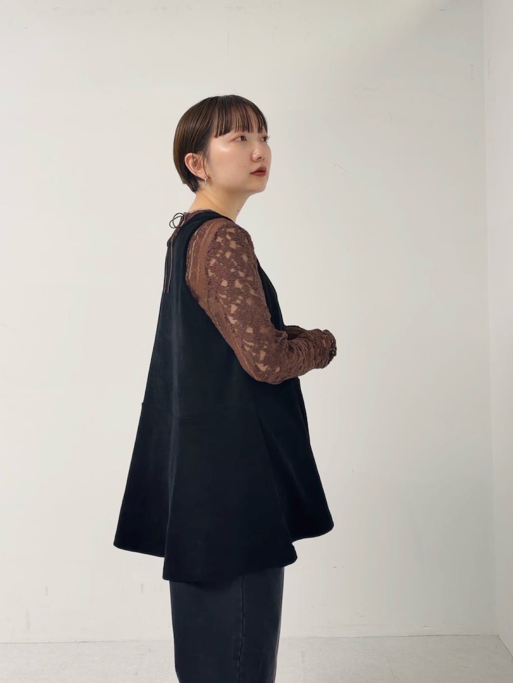 ブラック系のワンピース、ブラウン系のカーディガン/ボレロを着用したレディースの夏コーディネートの3枚目の写真