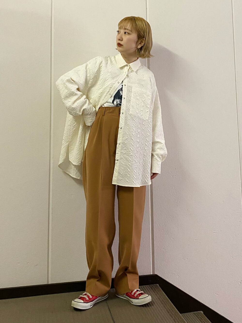 ホワイト系のシャツ/ブラウス、ブラウン系のその他パンツを着用したレディースの冬コーディネートの2枚目の写真