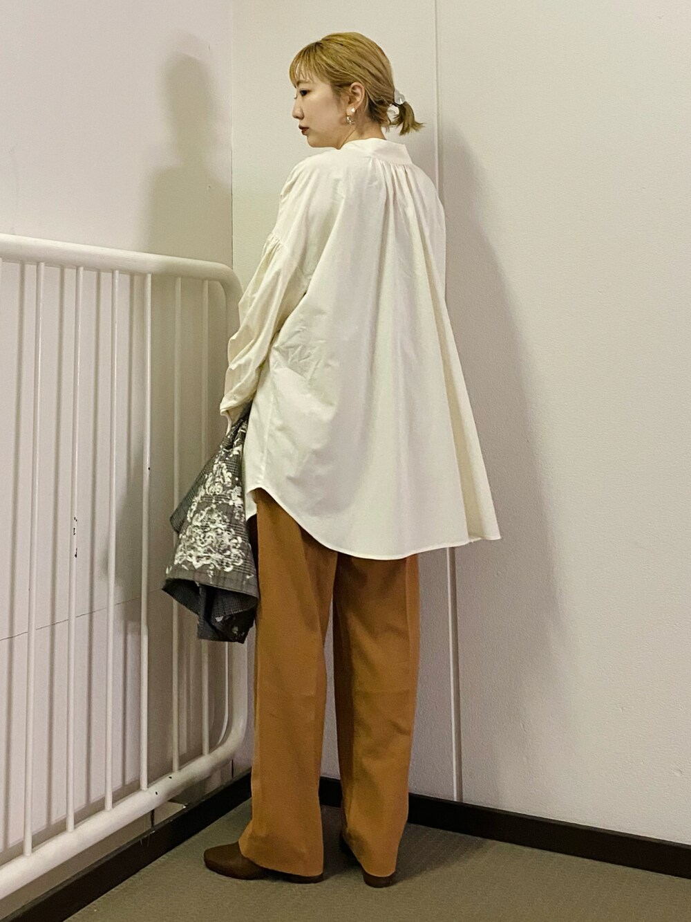 ホワイト系のシャツ/ブラウス、ブラウン系のベスト、ブラウン系のその他パンツを着用したレディースの冬コーディネートの2枚目の写真