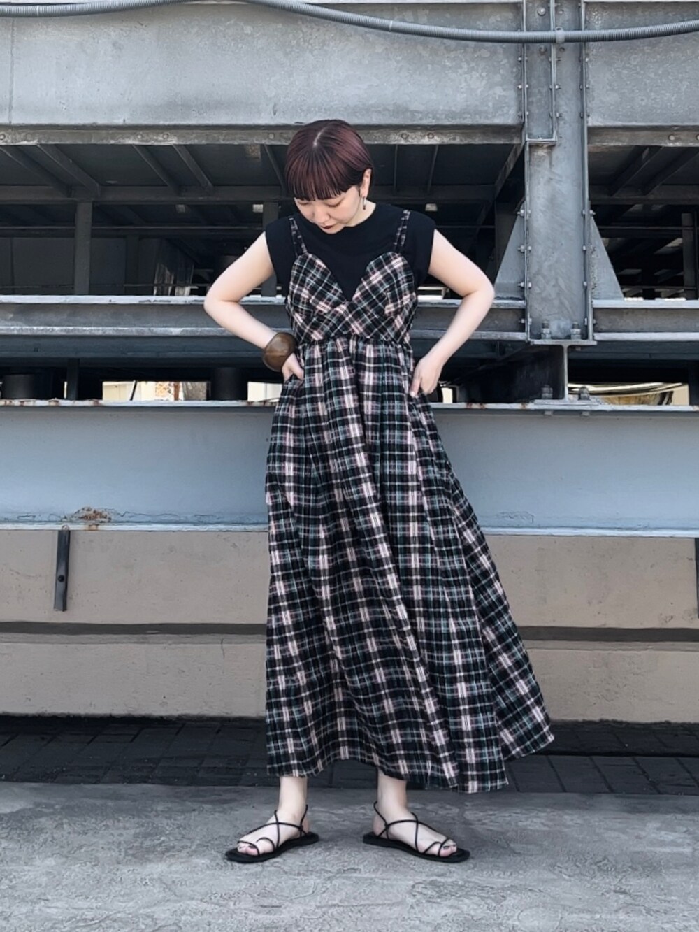 ブルー系のワンピース、ブラック系のTシャツ/カットソー、ブラック系のサンダルを着用したレディースの春コーディネートの2枚目の写真