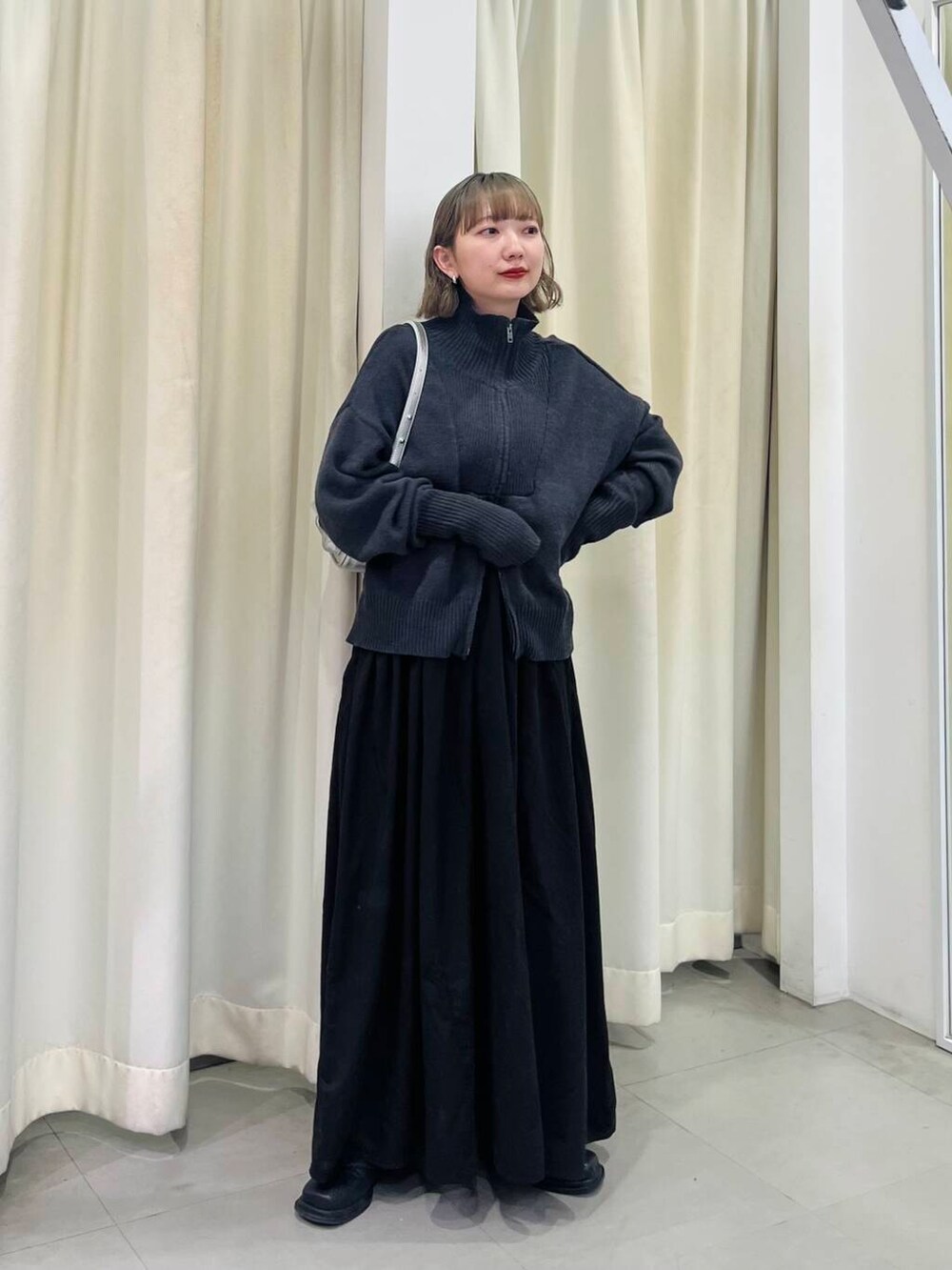 ブラック系のワンピース、シルバー系のショルダーバッグを着用したレディースの秋コーディネートの2枚目の写真