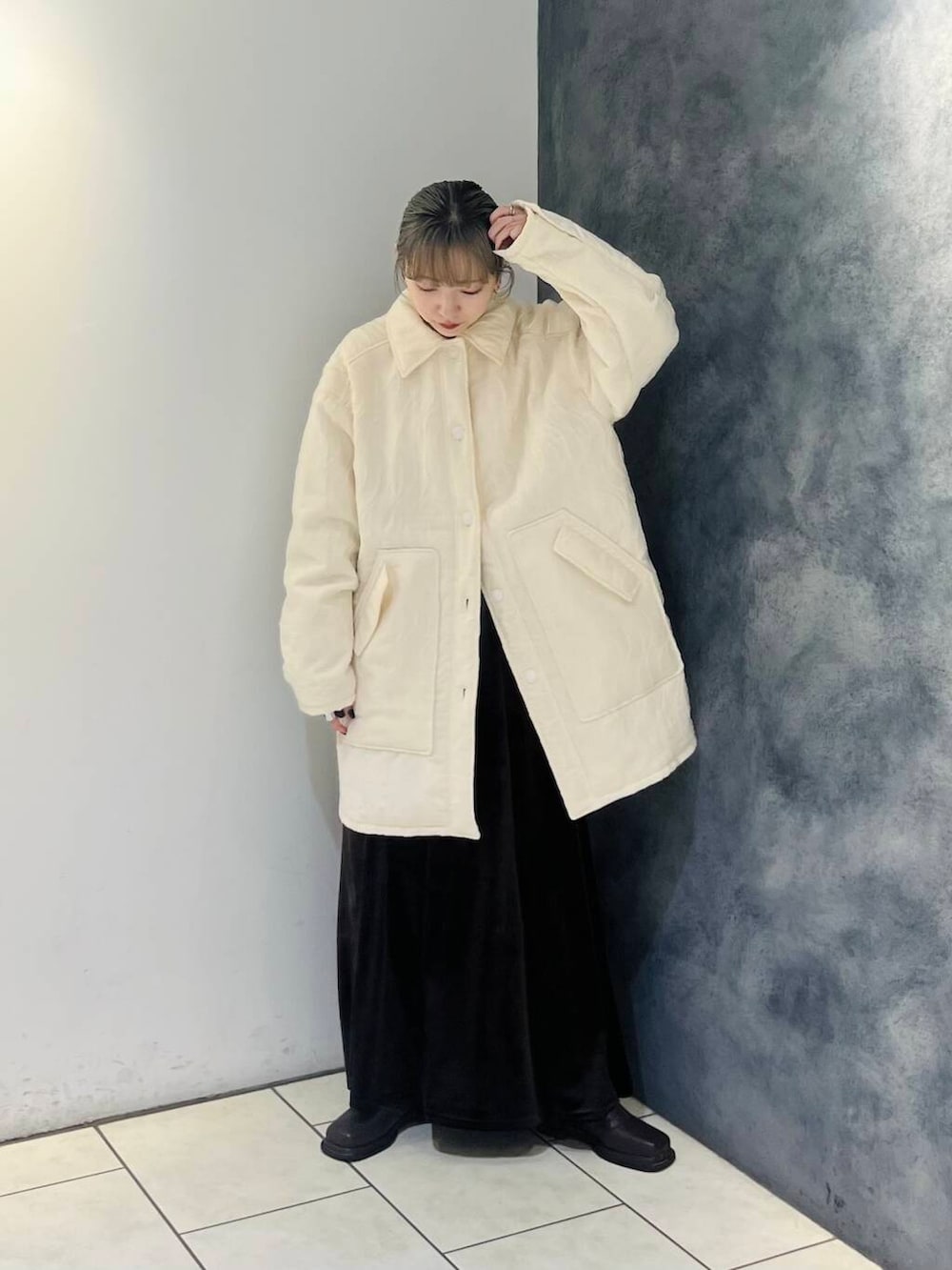 ホワイト系のダウンジャケット/コート、ブラウン系のスカートを着用したレディースの秋コーディネートの2枚目の写真