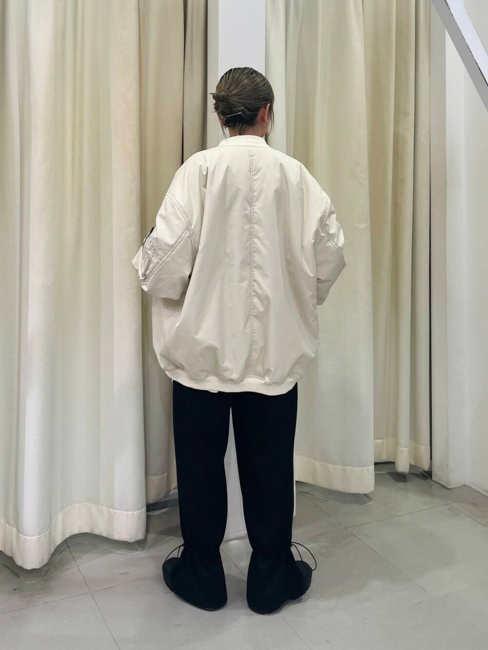 ホワイト系のMA-1、ブルー系のその他パンツ、ホワイト系のシャツ/ブラウスを着用したレディースの冬コーディネートの3枚目の写真