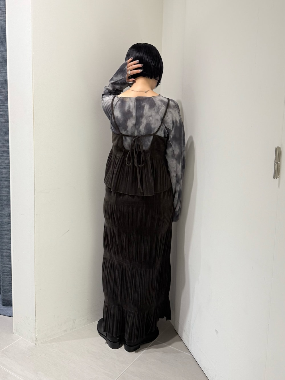 グレー系のTシャツ/カットソー、ブラウン系のワンピースを着用したレディースの秋コーディネートの2枚目の写真