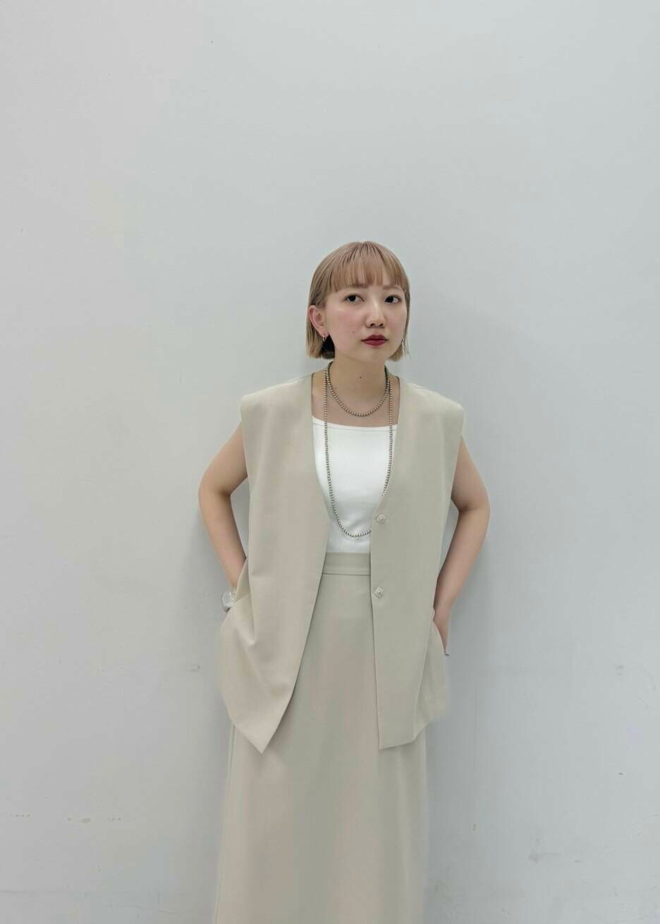 ブラック系のパンプス、ベージュ系のワンピースを着用したレディースの春コーディネートの3枚目の写真