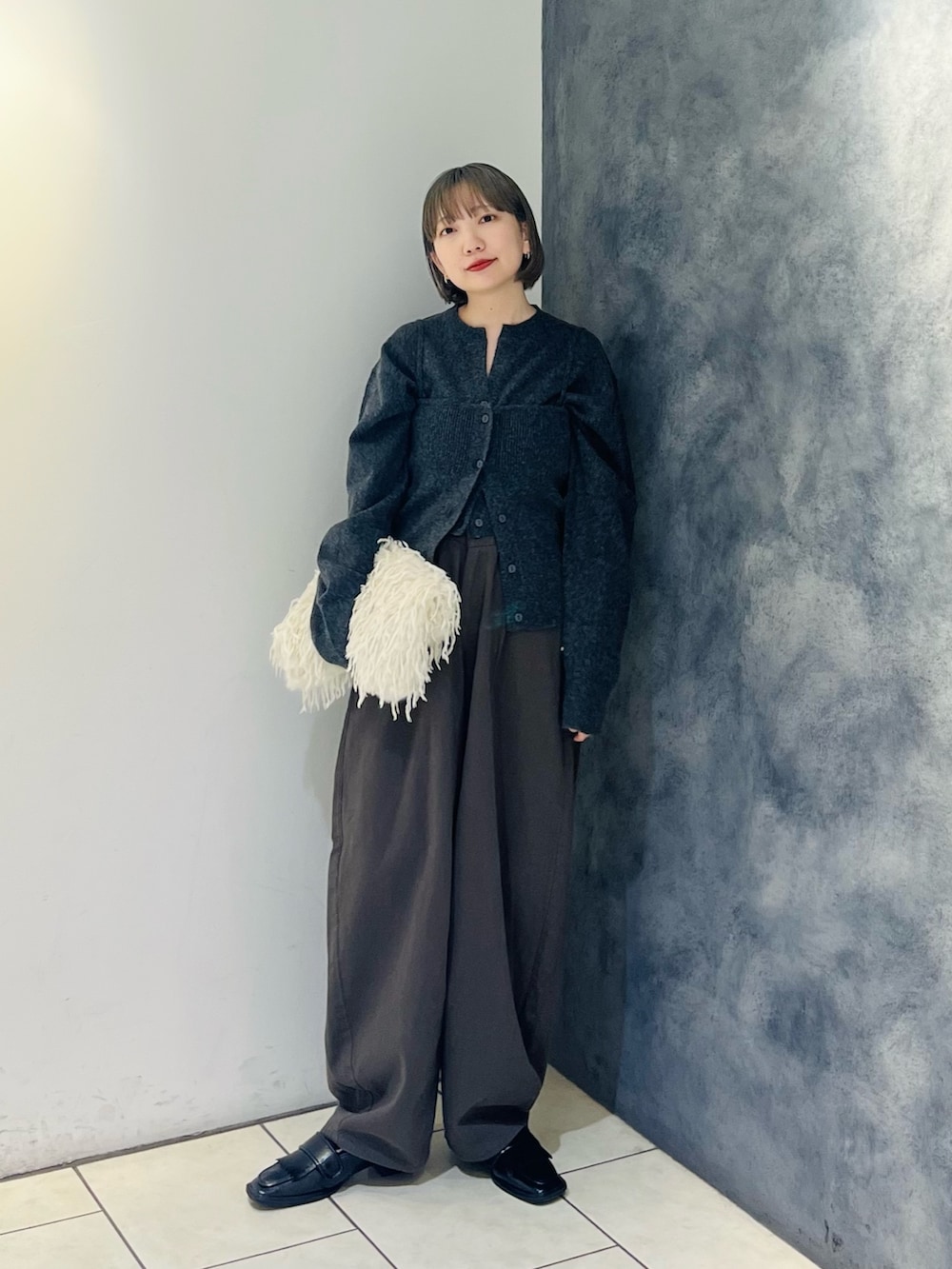 グレー系のカーディガン/ボレロ、ブラック系のローファー、グレー系のその他パンツを着用したレディースの秋コーディネートの2枚目の写真