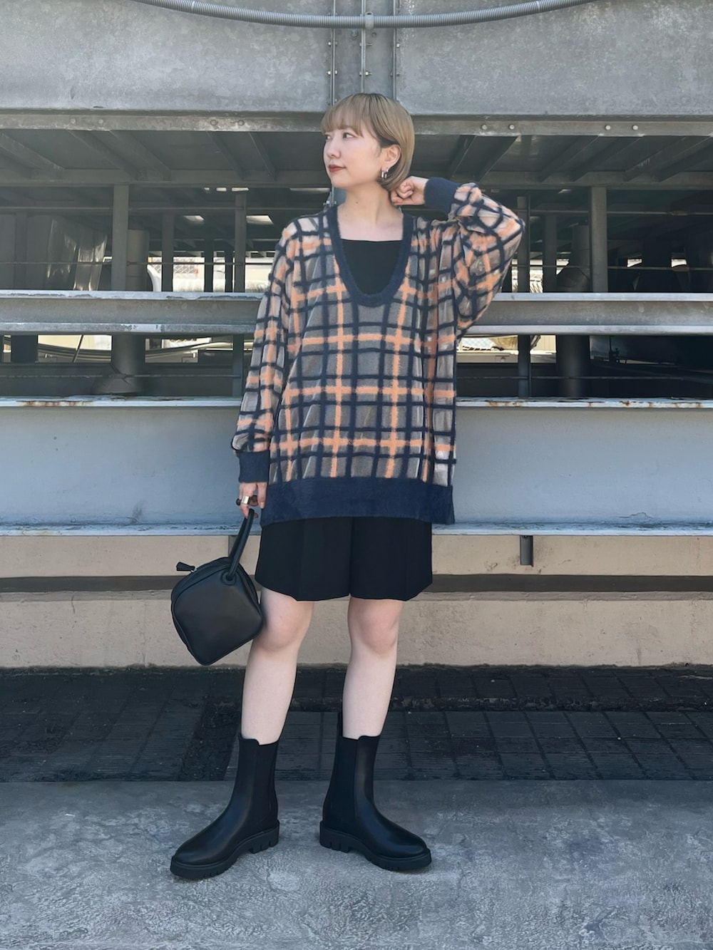 ブルー系のニット/セーター、ブラック系のその他パンツ、ブラック系のハンドバッグを着用したレディースの秋コーディネートの2枚目の写真