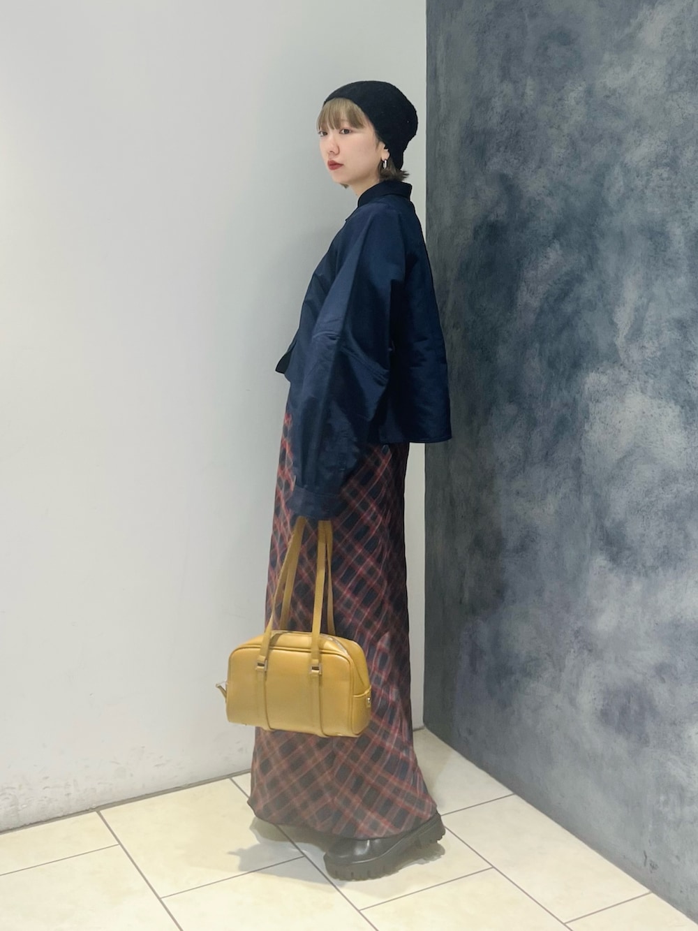 ブルー系のスカート、ブルー系のシャツ/ブラウス、ブラック系のニットキャップ/ビーニーを着用したレディースの冬コーディネートの4枚目の写真