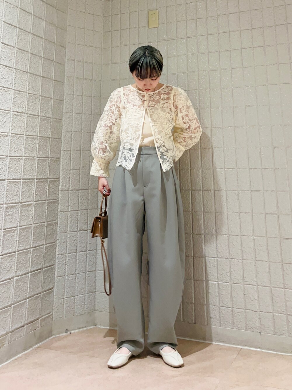 ホワイト系のシャツ/ブラウス、グリーン系のその他パンツ、ブラウン系のショルダーバッグを着用したレディースの春コーディネートの2枚目の写真