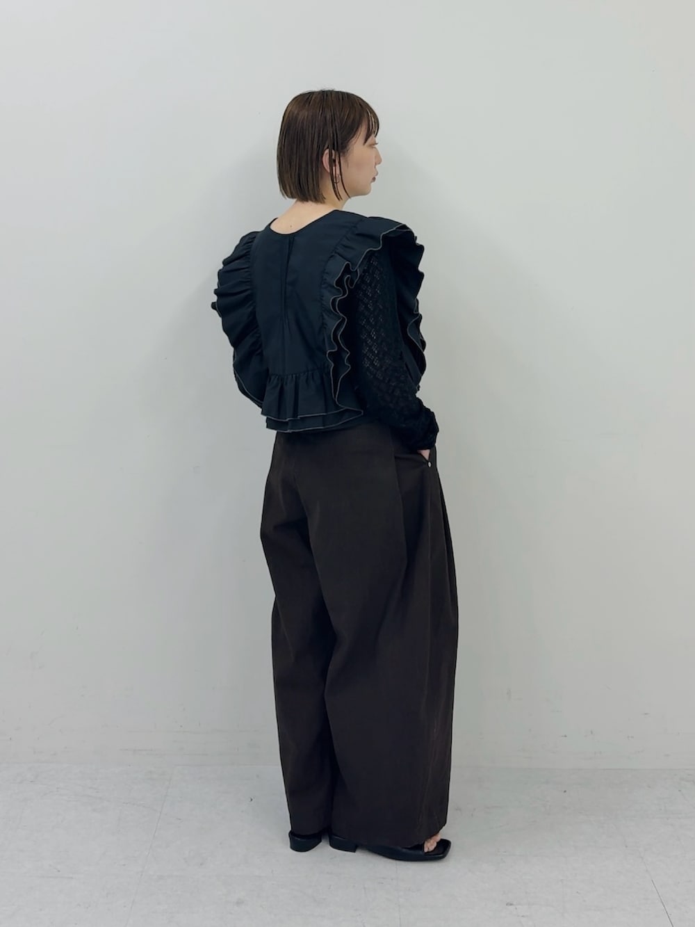 ブラック系のTシャツ/カットソー、ブラック系のシャツ/ブラウスを着用したレディースの春コーディネートの2枚目の写真