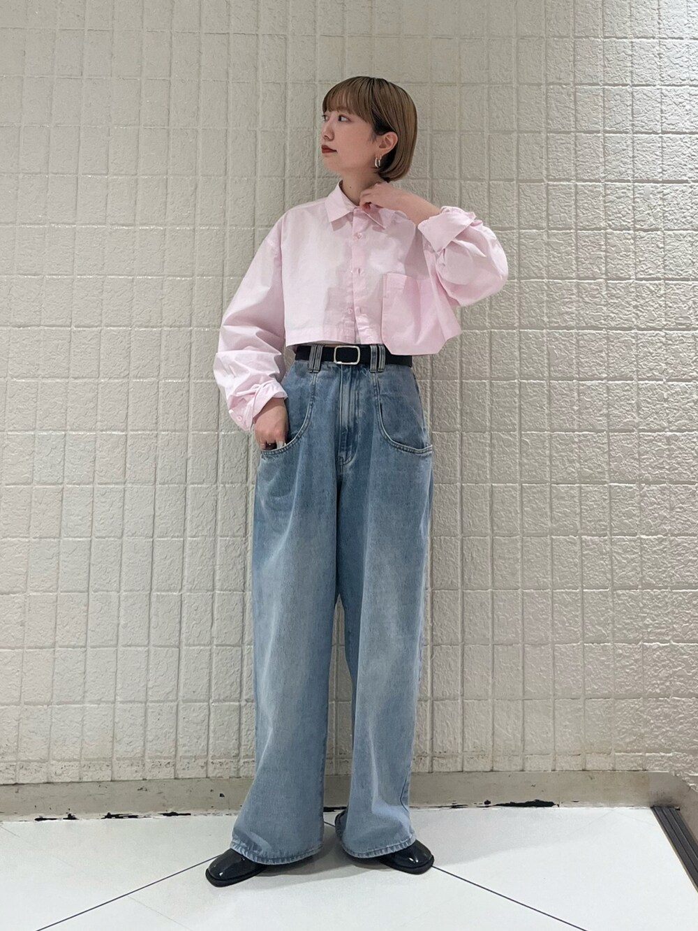 ブラック系のデニムパンツ、ピンク系のシャツ/ブラウス、ブラック系のその他シューズを着用したレディースの秋コーディネートの2枚目の写真