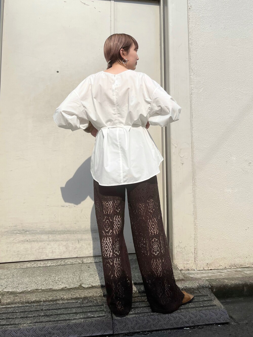 ホワイト系のシャツ/ブラウス、ブラウン系のその他パンツ、イエロー系のサンダルを着用したレディースの夏コーディネートの3枚目の写真