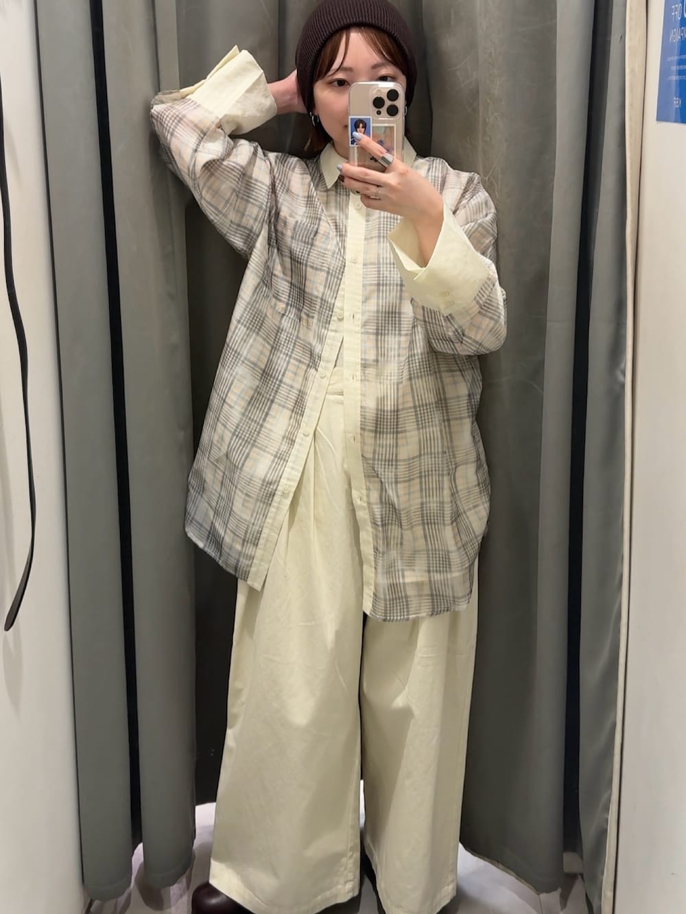 ホワイト系のシャツ/ブラウス、ホワイト系のその他パンツ、ブラウン系のニットキャップ/ビーニーを着用したレディースの春コーディネートの2枚目の写真