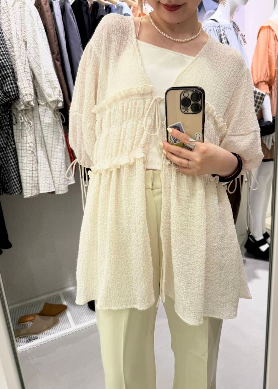 ホワイト系のキャミソール、ブラウン系のサンダル、ブラウン系のその他パンツを着用したレディースの夏コーディネートの4枚目の写真