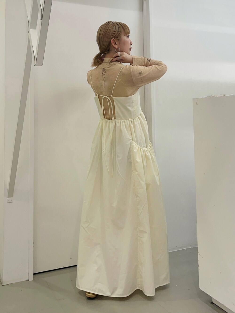 ホワイト系のワンピース、ベージュ系のTシャツ/カットソー、ベージュ系のその他シューズを着用したレディースの春コーディネートの4枚目の写真