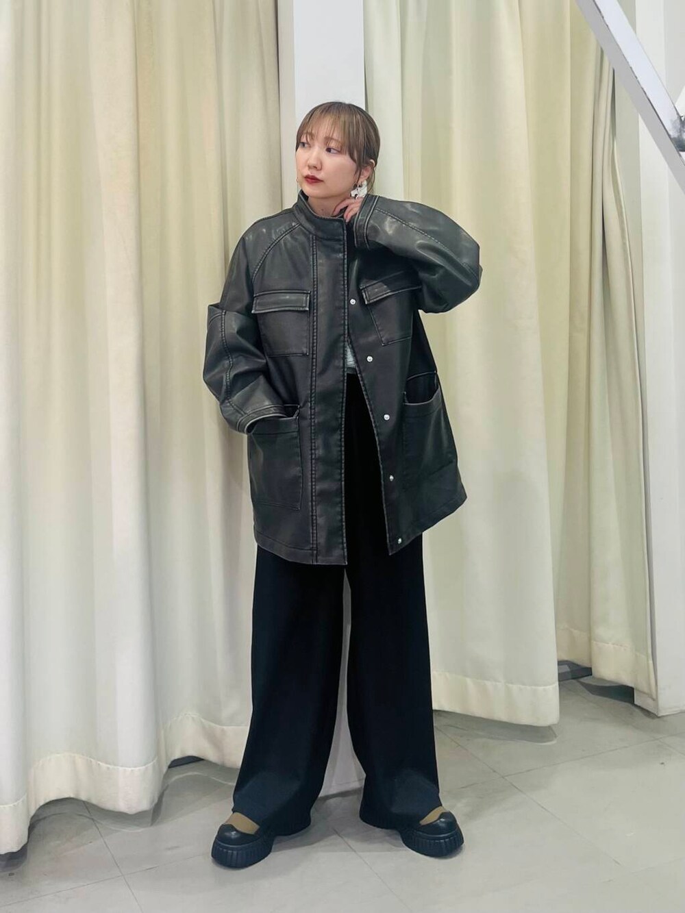 グレー系のニット/セーター、グリーン系のスニーカー、ブラック系のその他パンツを着用したレディースの冬コーディネートの2枚目の写真