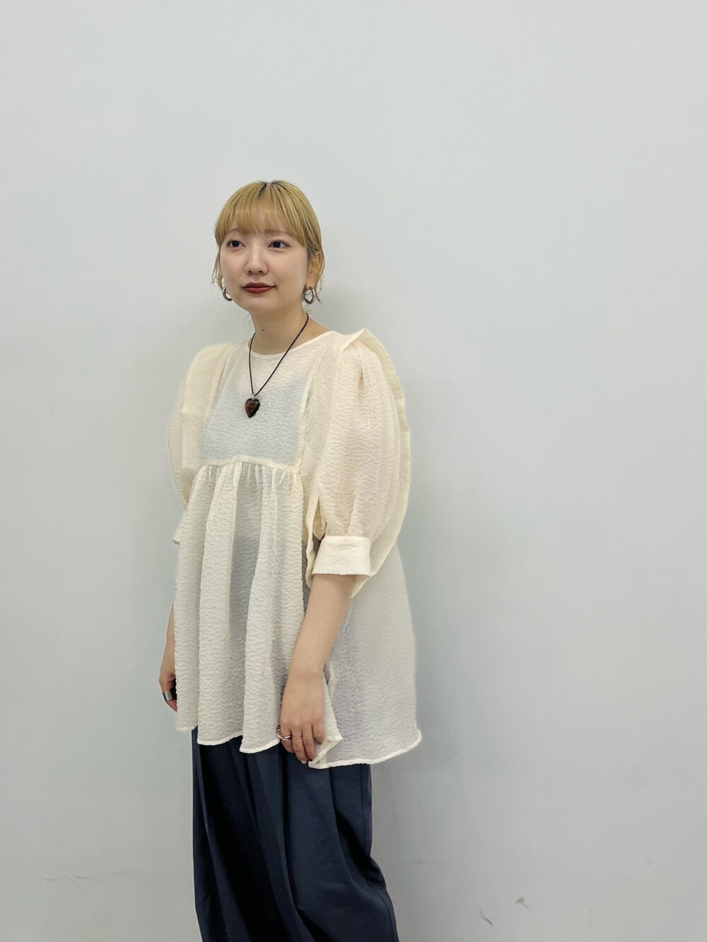 ホワイト系のシャツ/ブラウス、グレー系のその他パンツを着用したレディースの春コーディネートの4枚目の写真