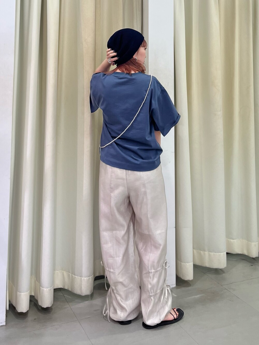 ベージュ系のその他パンツ、ブルー系のTシャツ/カットソー、ブルー系のニットキャップ/ビーニーを着用したレディースの夏コーディネートの4枚目の写真