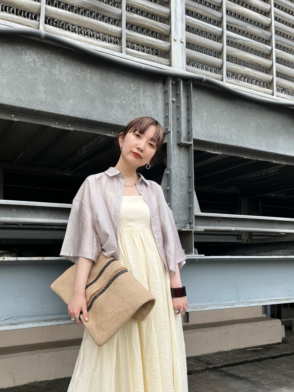 ブラウン系のシャツ/ブラウス、ホワイト系のワンピース、ベージュ系のサンダルを着用したレディースの夏コーディネートの4枚目の写真