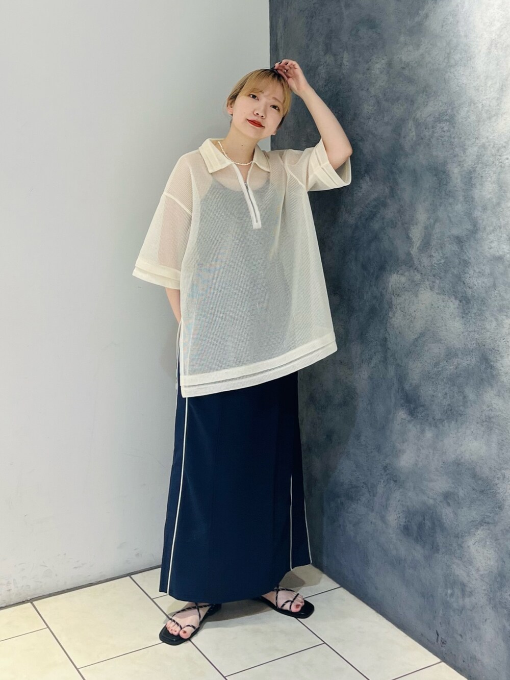 ホワイト系のシャツ/ブラウス、ブルー系のスカート、ブラック系のサンダルを着用したレディースの夏コーディネートの2枚目の写真