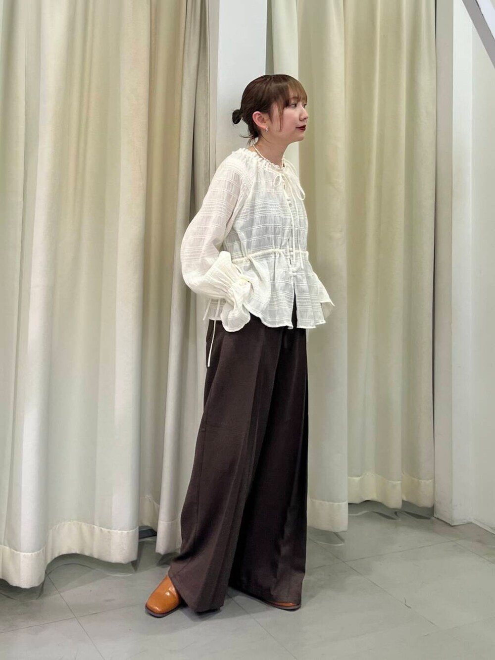 ブラウン系のその他パンツ、ホワイト系のシャツ/ブラウスを着用したレディースの冬コーディネートの3枚目の写真