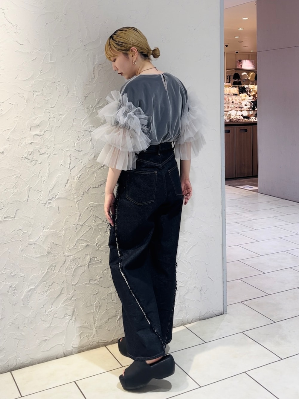 グレー系のシャツ/ブラウス、ブルー系のデニムパンツ、ブラック系のTシャツ/カットソーを着用したレディースの春コーディネートの4枚目の写真