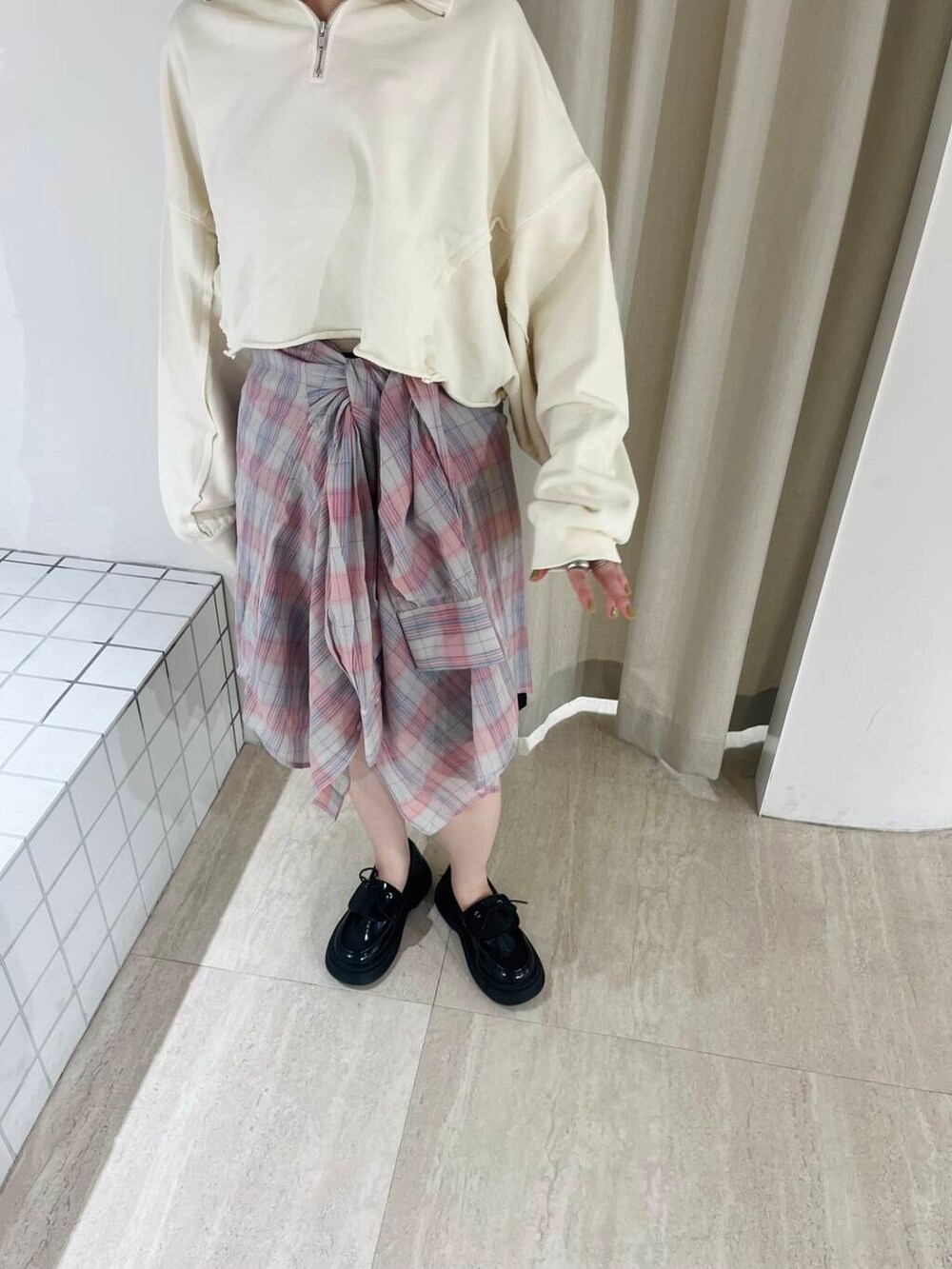 ブラック系のその他パンツ、ホワイト系のスウェット、ブラック系のその他シューズを着用したレディースの春コーディネートの3枚目の写真