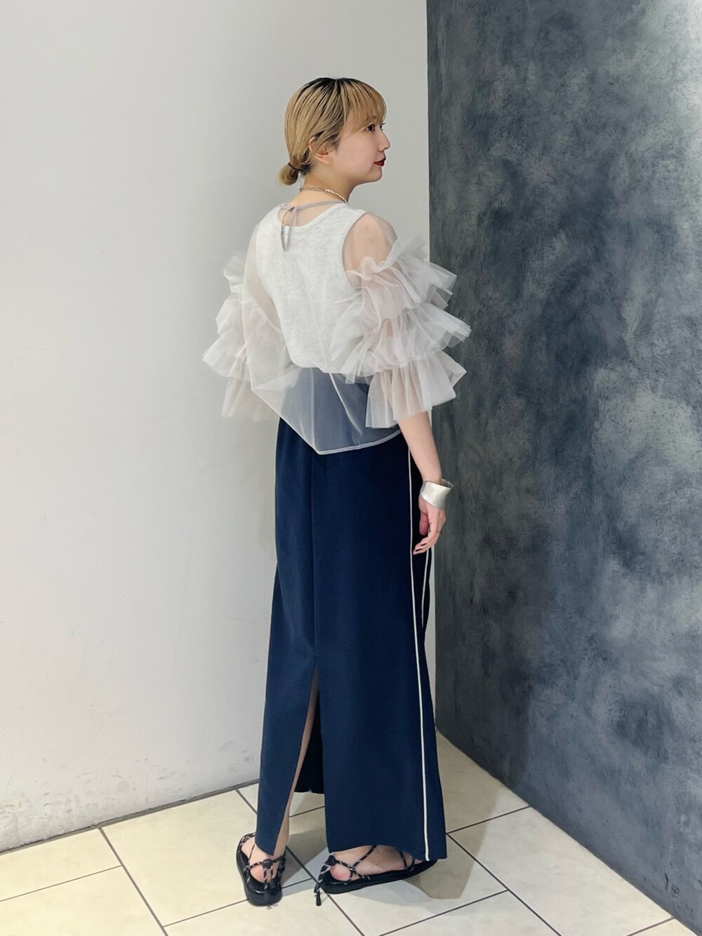 グレー系のシャツ/ブラウス、ベージュ系のタンクトップ、ブラック系のサンダルを着用したレディースの夏コーディネートの3枚目の写真