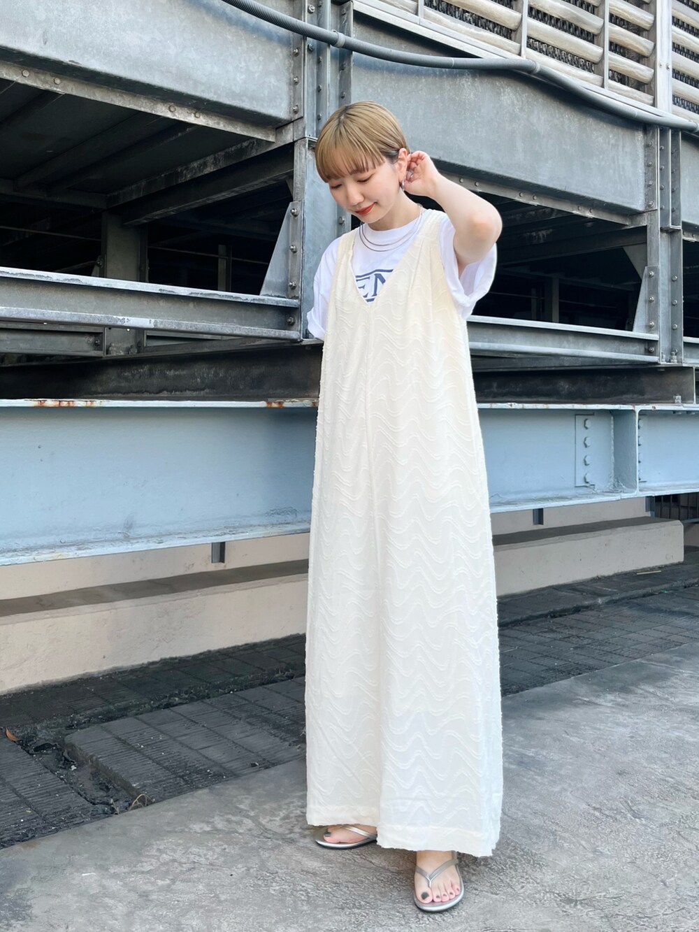 ホワイト系のワンピース、ホワイト系のTシャツ/カットソー、シルバー系のサンダルを着用したレディースの夏コーディネートの4枚目の写真