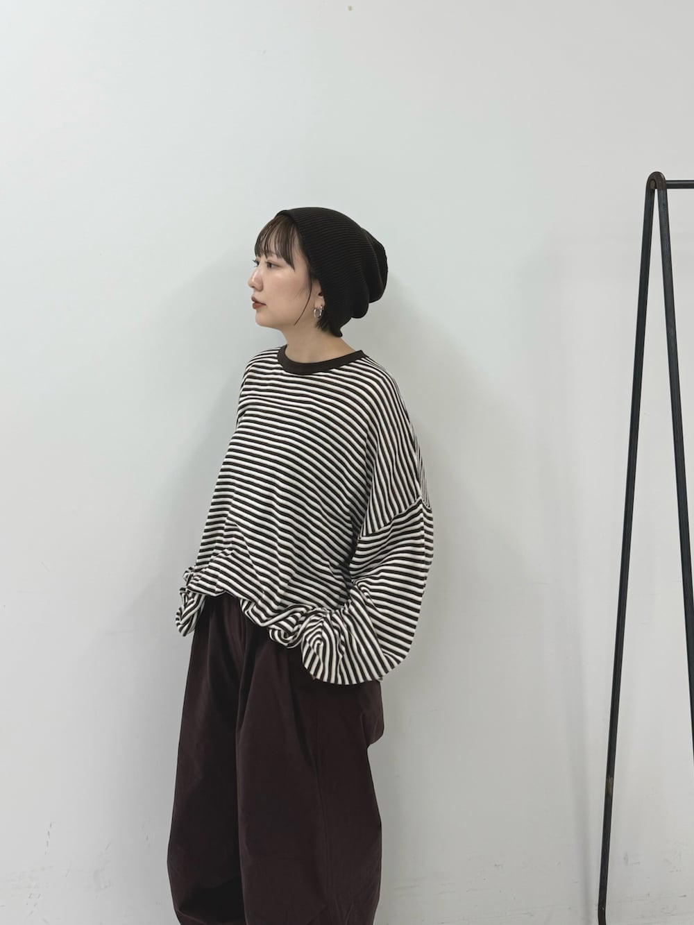 ブラウン系のニット/セーター、ブラウン系のその他パンツ、ブラウン系のニットキャップ/ビーニーを着用したレディースの冬コーディネートの2枚目の写真