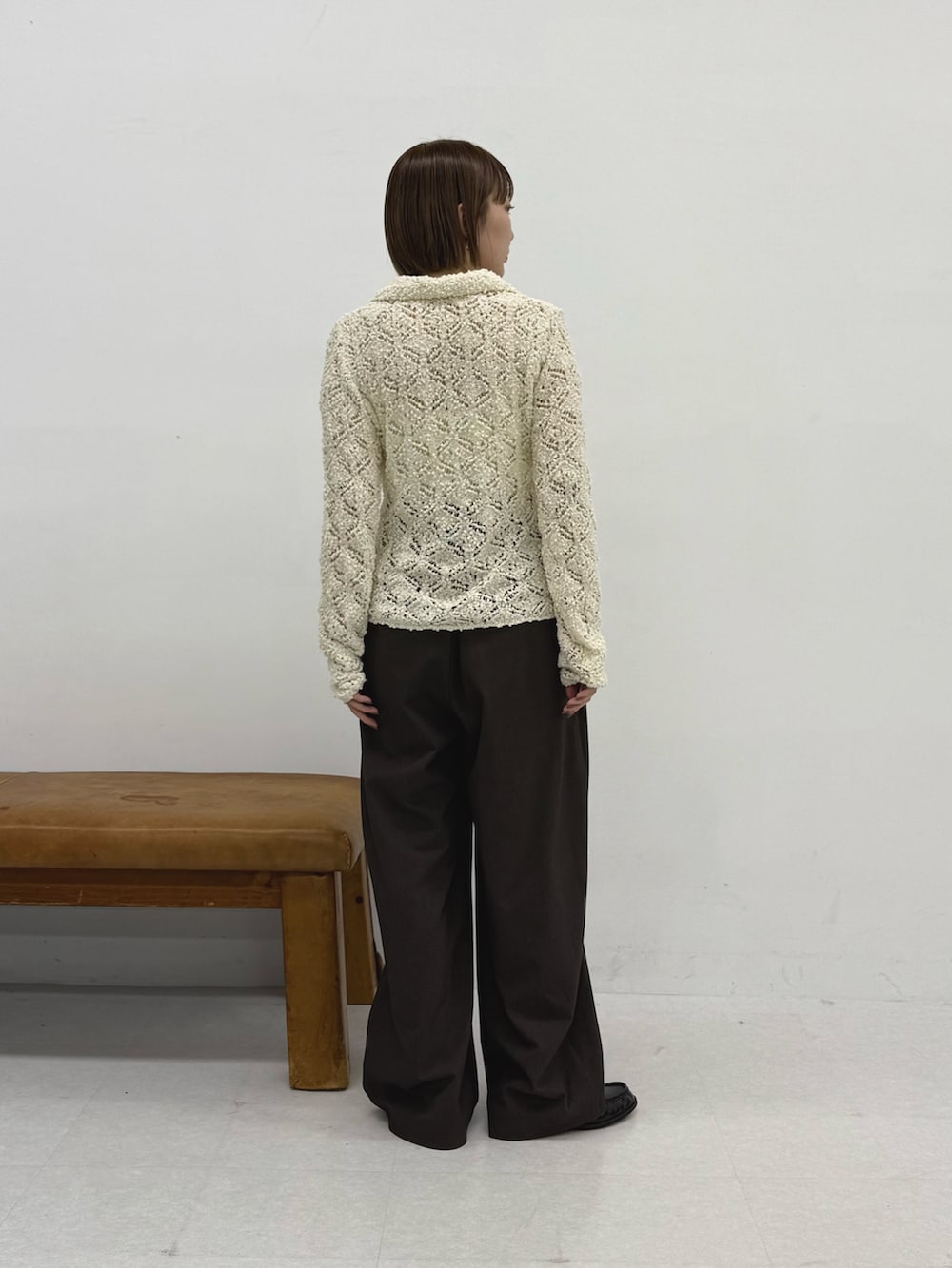 ホワイト系のニット/セーター、ブラウン系のその他パンツを着用したレディースの冬コーディネートの2枚目の写真