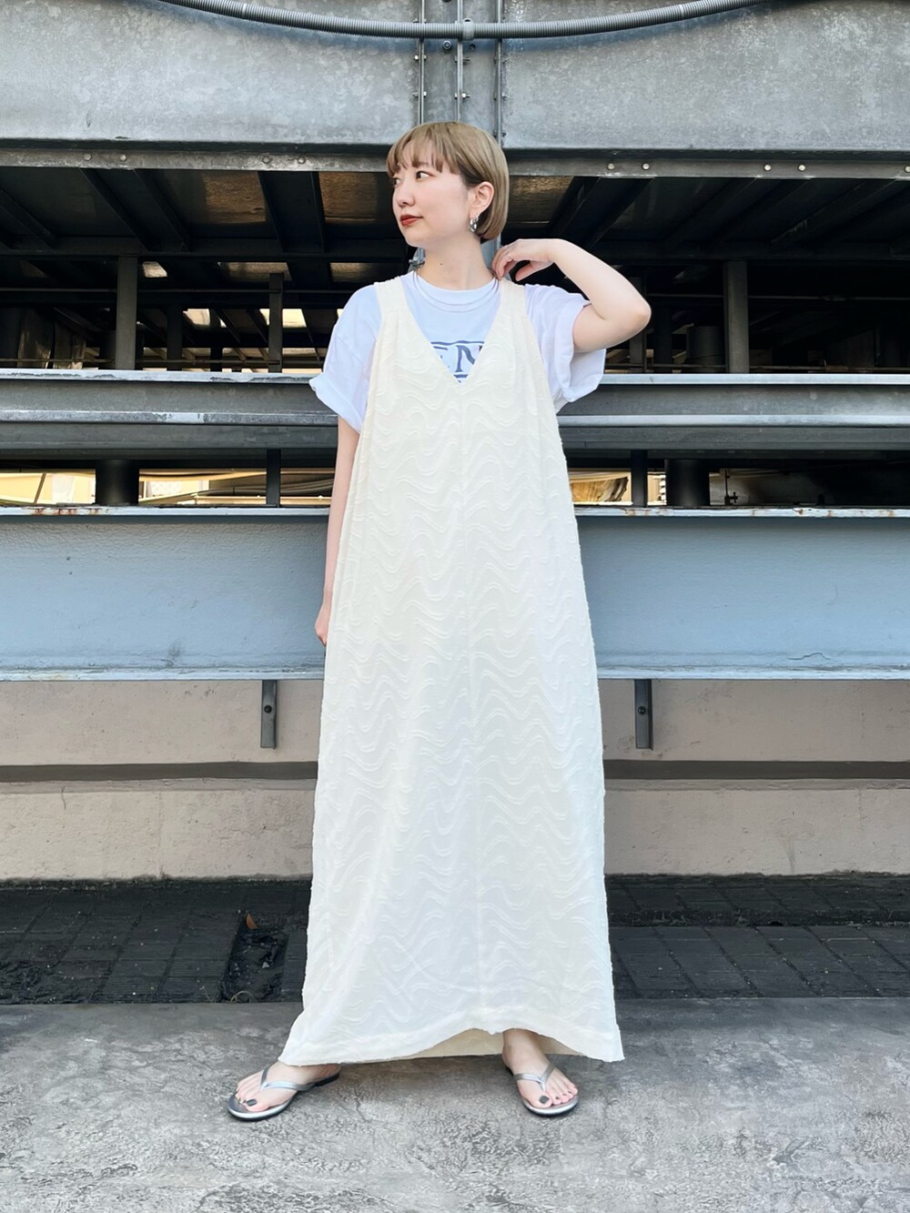 ホワイト系のワンピース、ホワイト系のTシャツ/カットソー、シルバー系のサンダルを着用したレディースの夏コーディネートの2枚目の写真