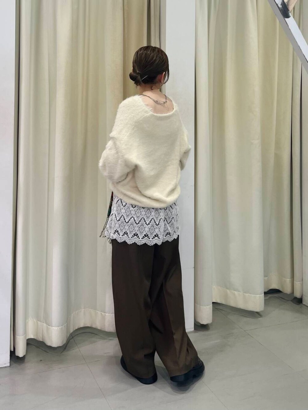 ブラウン系のローファー、ブラウン系のその他パンツ、ホワイト系のニット/セーターを着用したレディースの冬コーディネートの3枚目の写真