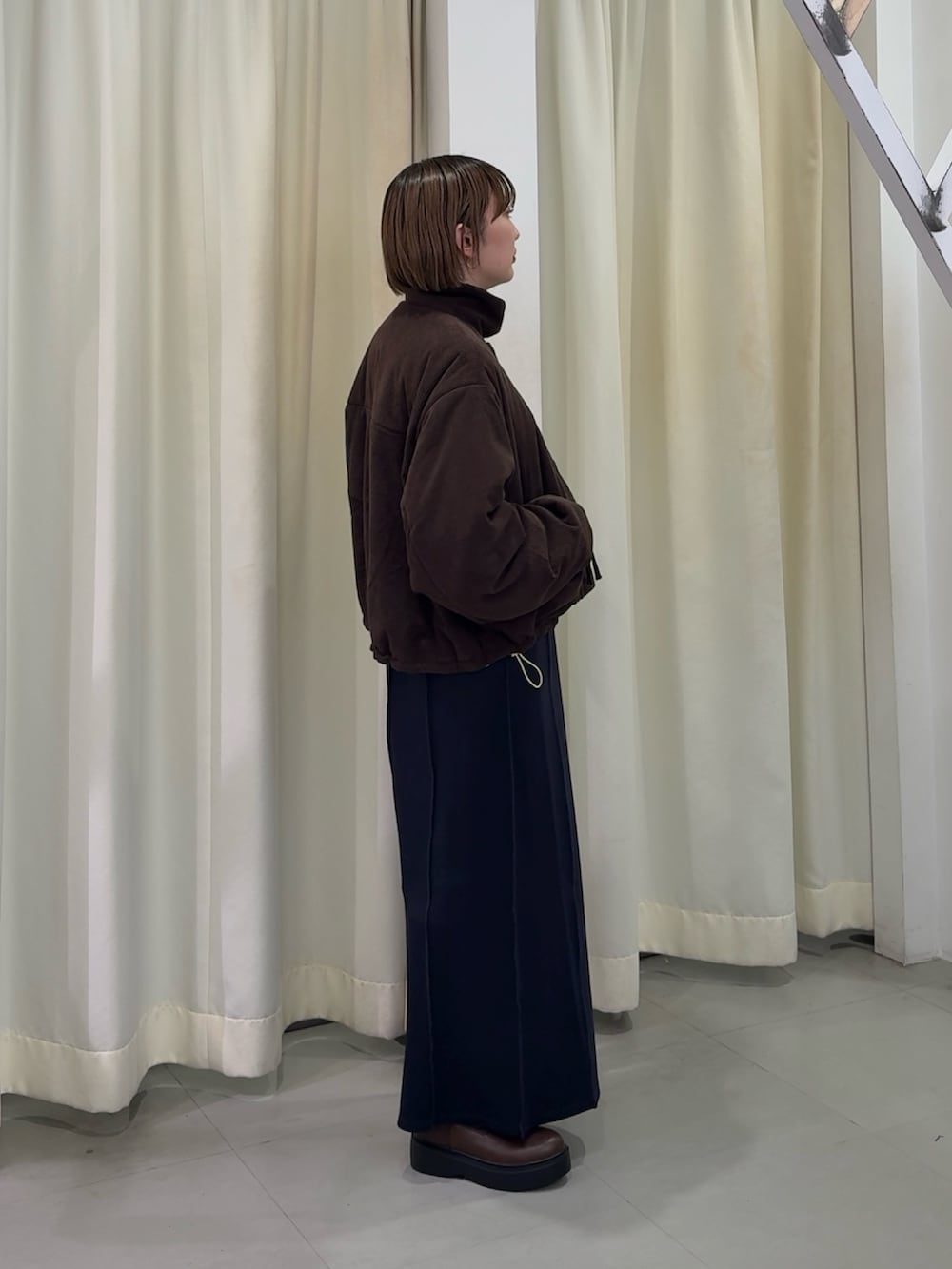 ブラウン系のその他アウターを着用したレディースの秋コーディネートの2枚目の写真