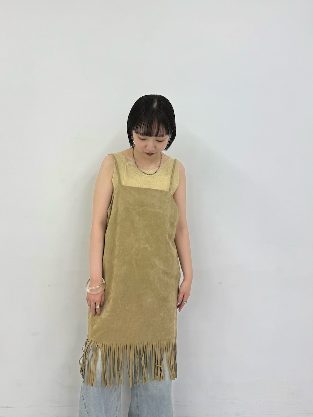 ベージュ系のワンピース、ベージュ系のシャツ/ブラウス、ベージュ系のタンクトップを着用したレディースの夏コーディネートの4枚目の写真