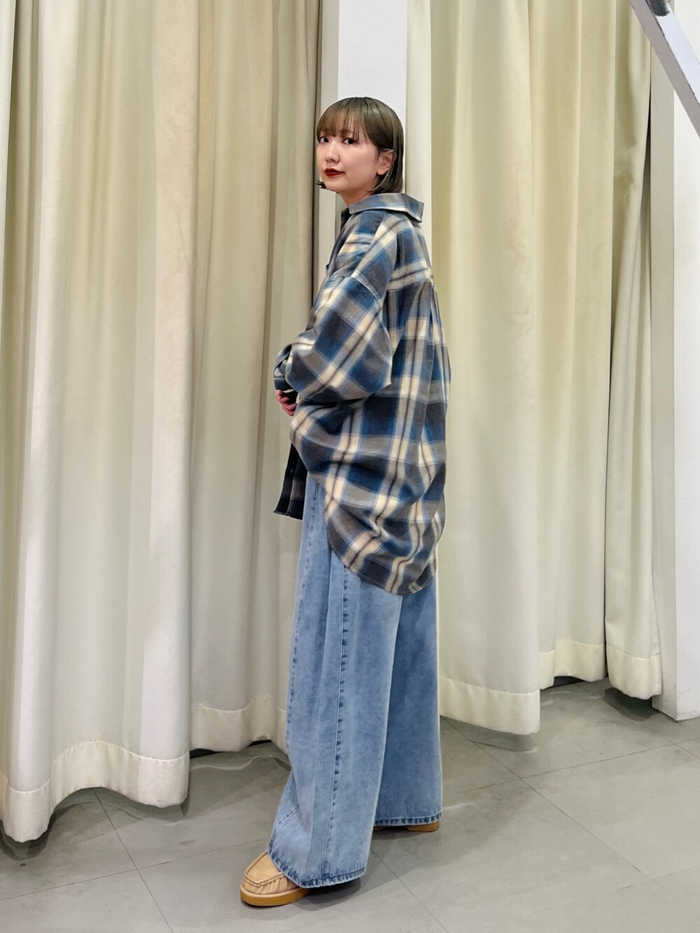 ベージュ系のシャツ/ブラウス、ブルー系のデニムパンツ、ホワイト系のTシャツ/カットソーを着用したレディースの秋コーディネートの2枚目の写真