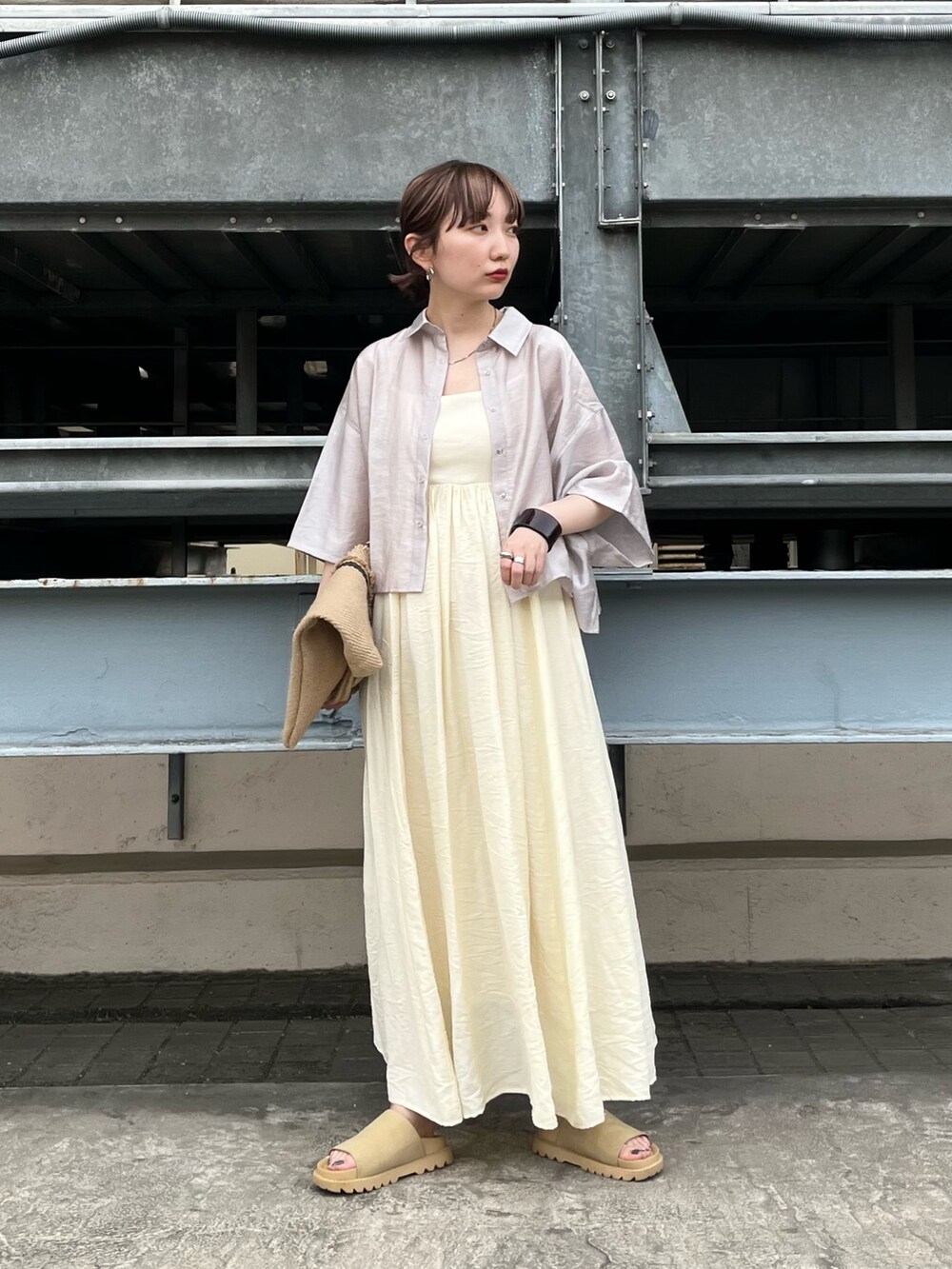 ブラウン系のシャツ/ブラウス、ホワイト系のワンピース、ベージュ系のサンダルを着用したレディースの夏コーディネートの2枚目の写真