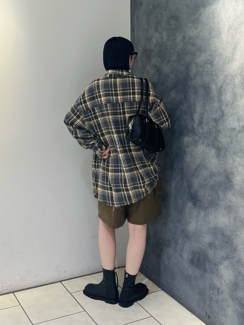 グレー系のシャツ/ブラウス、グリーン系のその他パンツ、ブラック系のブーツを着用したレディースの秋コーディネートの3枚目の写真