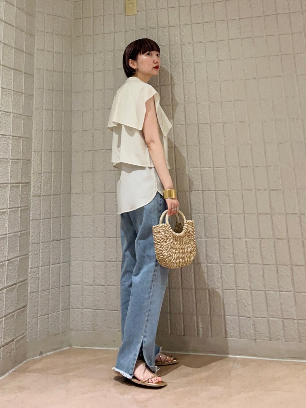 ホワイト系のシャツ/ブラウス、ブルー系のデニムパンツ、ゴールド系のサンダルを着用したレディースの夏コーディネートの4枚目の写真