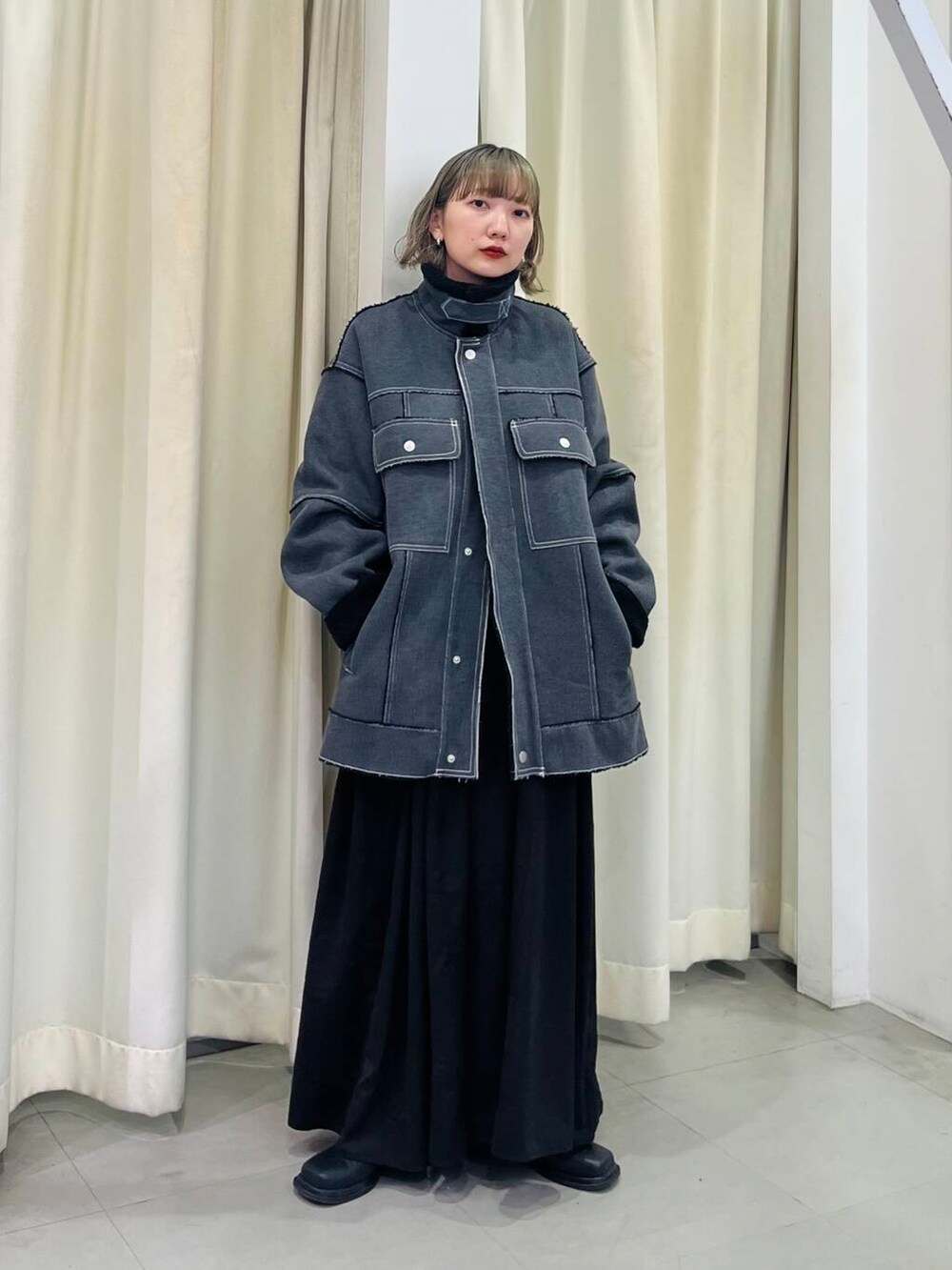 ブルー系のニット/セーター、ブラック系のその他アウター、ブラック系のワンピースを着用したレディースの秋コーディネートの3枚目の写真