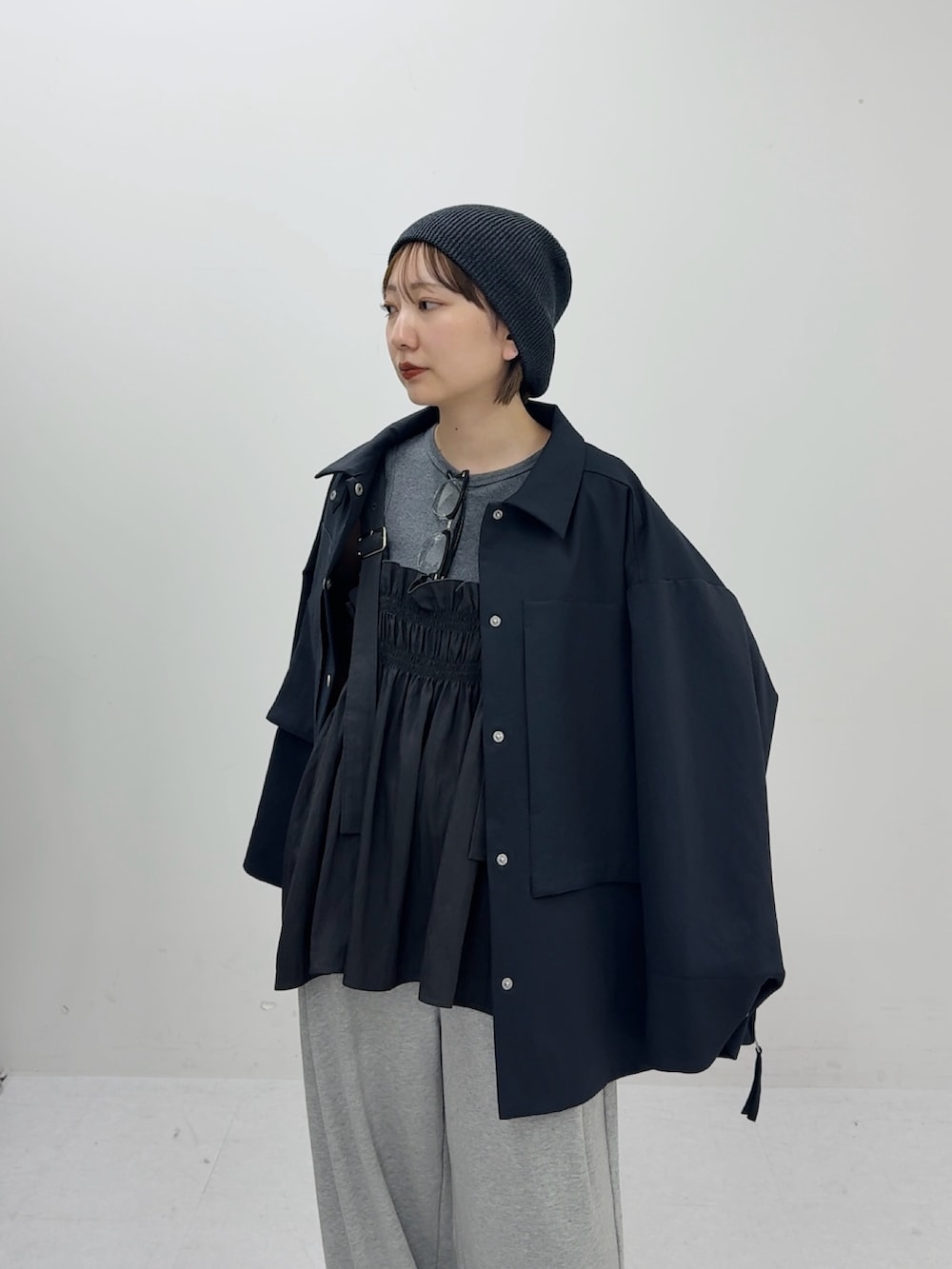 グレー系のその他パンツ、グレー系のその他トップス、グレー系のその他アウターを着用したレディースの春コーディネートの4枚目の写真