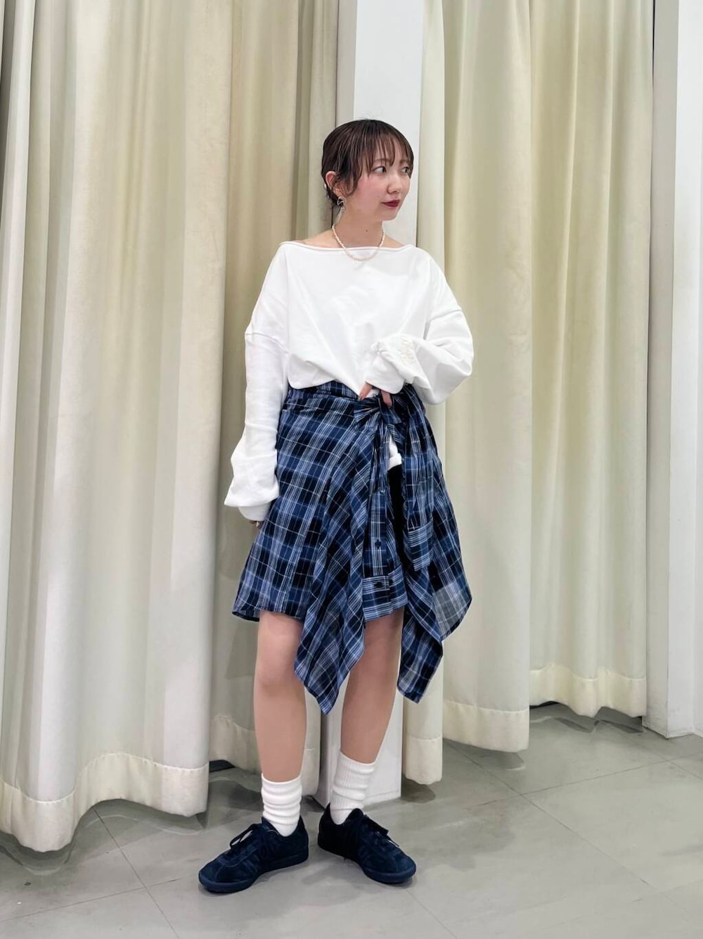 ピンク系のスウェット、ブルー系のシャツ/ブラウスを着用したレディースの春コーディネートの2枚目の写真