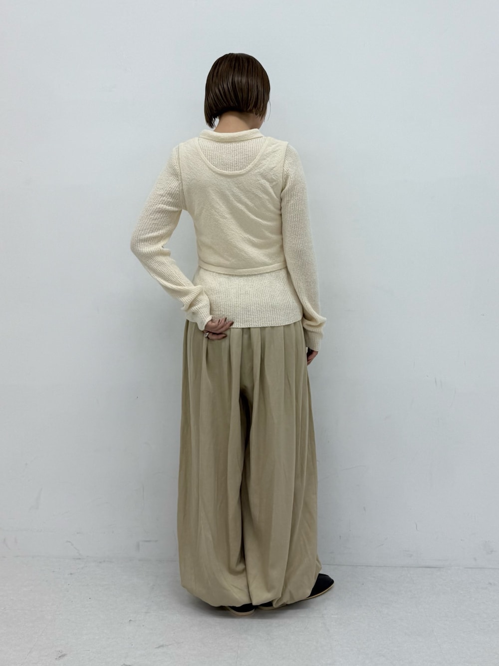 ホワイト系のニット/セーター、ベージュ系のその他パンツを着用したレディースの冬コーディネートの2枚目の写真