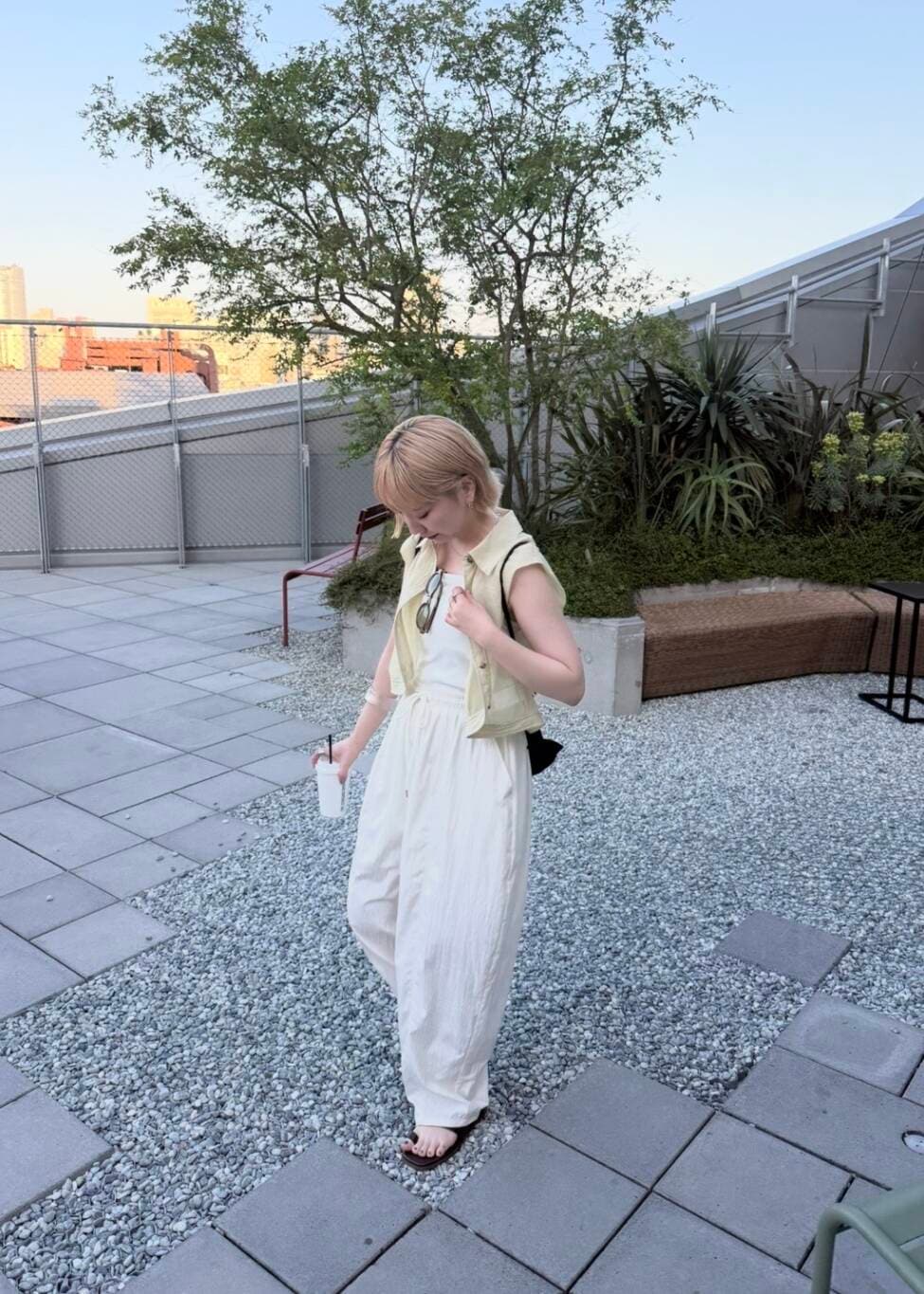 ホワイト系のその他パンツ、ホワイト系のシャツ/ブラウスを着用したレディースの夏コーディネートの2枚目の写真