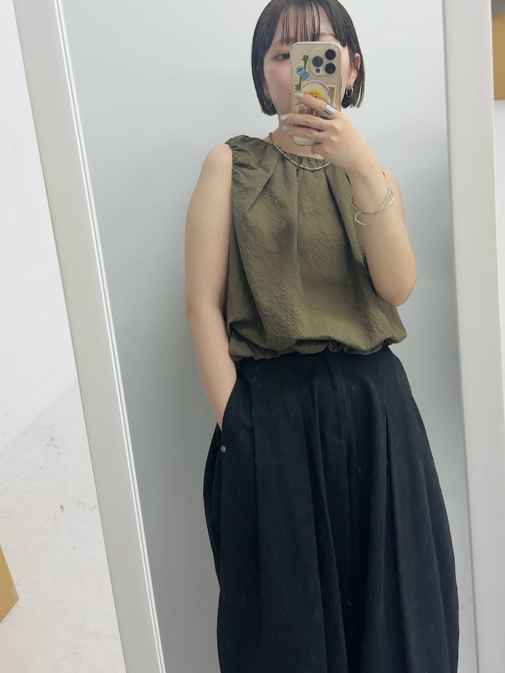 グリーン系のシャツ/ブラウス、グレー系のその他パンツ、ブラック系のサンダルを着用したレディースの夏コーディネートの3枚目の写真