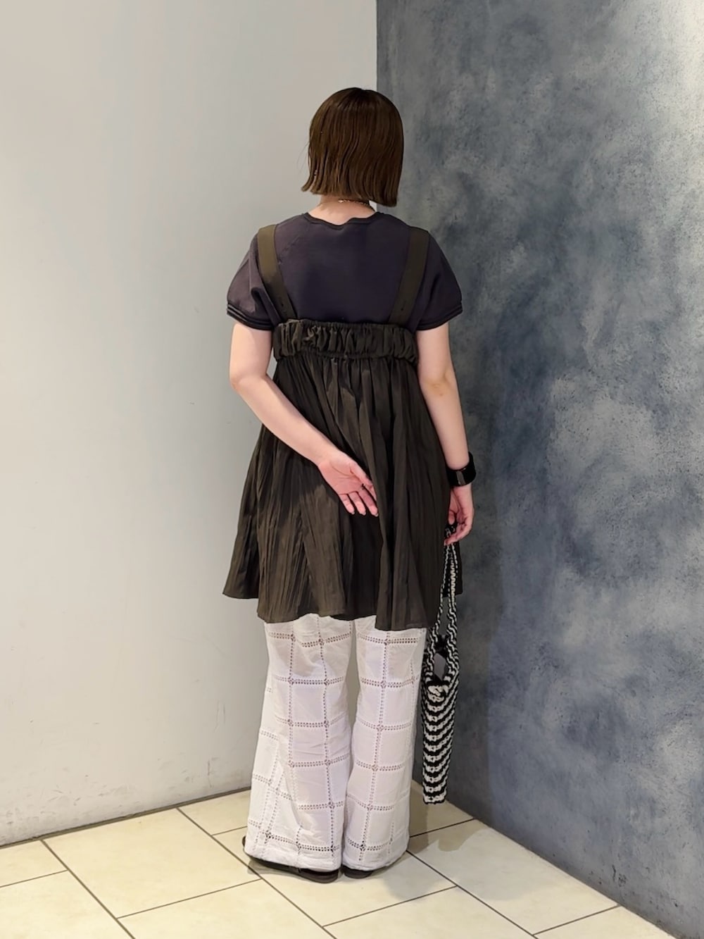 グレー系のニット/セーター、ブラウン系のワンピース、ホワイト系のその他パンツを着用したレディースの夏コーディネートの3枚目の写真