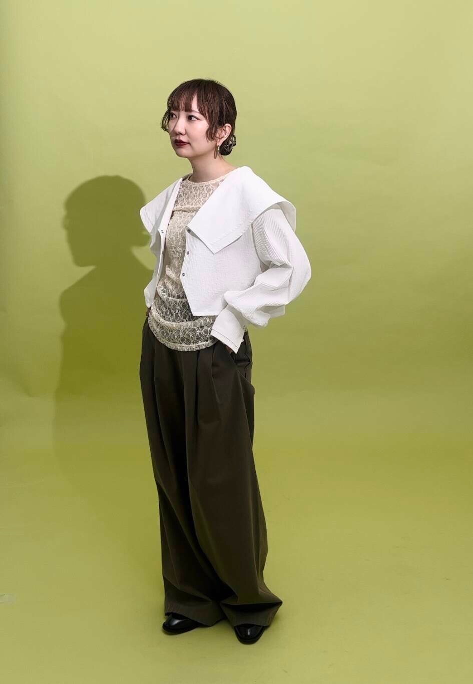 グリーン系のその他パンツ、ホワイト系のTシャツ/カットソー、ホワイト系のシャツ/ブラウスを着用したレディースの冬コーディネートの2枚目の写真